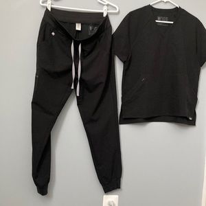 Figs scrub set. Medium kangaroo pocket top with zipper. Medium Jogger bottom.